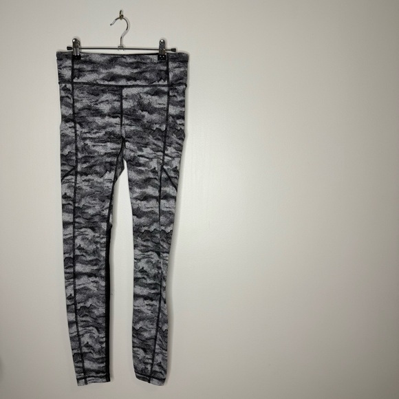 Lululemon Gray Camo Full-Length Leggings Size 6 Black Panel Athletic Yoga - Picture 2 of 7